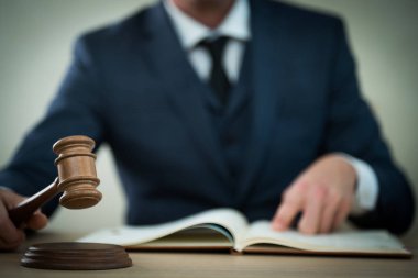 Yargıç ahşap masada çalışma.