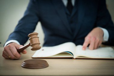 Yargıç ahşap masada çalışma.