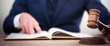 Yargıç ahşap masada çalışma.