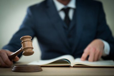 Yargıç ahşap masada çalışma.