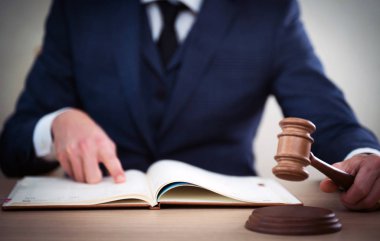 Yargıç ahşap masada çalışma.