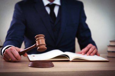 Yargıç ahşap masada çalışma.