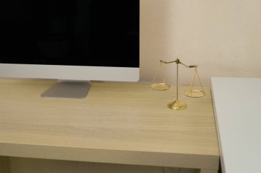 Adalet ve bilgisayar ölçekleri ile avukatlar ofis odası