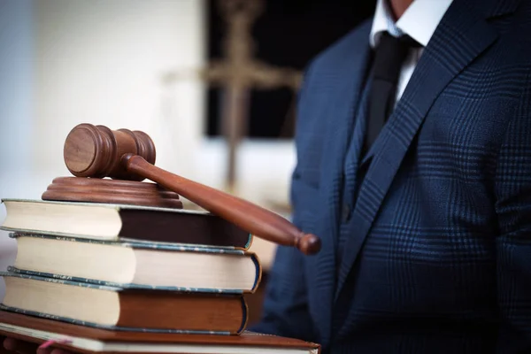 Rechter Holding Boeken Gavel — Stockfoto