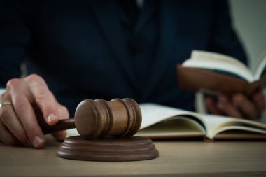 Tahta masada çalışan Yargıç kırpılmış görünümü.