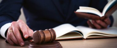 Tahta masada çalışan Yargıç kırpılmış görünümü.