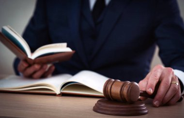 Yargıç ahşap masada çalışma.