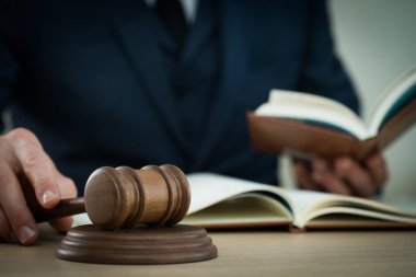 Yargıç ahşap masada çalışma.