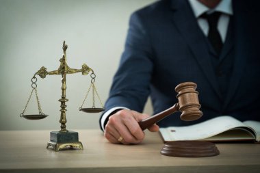 Yargıç ahşap masada çalışma.