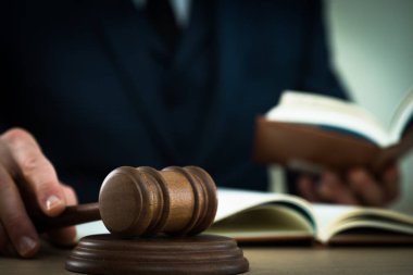 Tahta masada çalışan Yargıç kırpılmış görünümü.