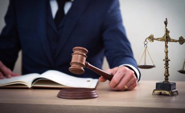 Yargıç ahşap masada çalışma.