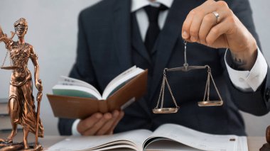 Yargıç ahşap masada oturuyor, ofiste çalışıyor..