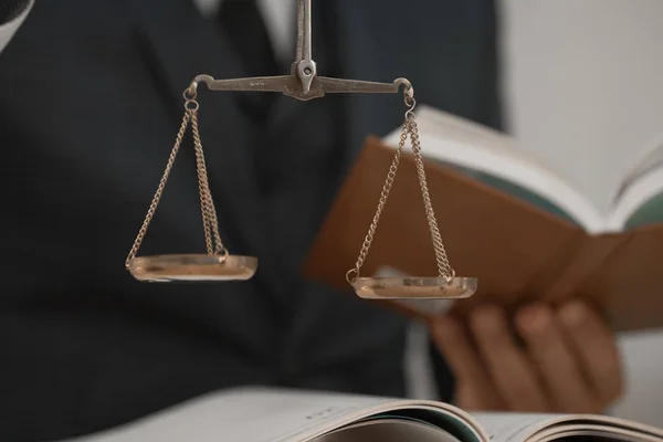 Rechter Bij Houten Tafel Werken — Stockfoto