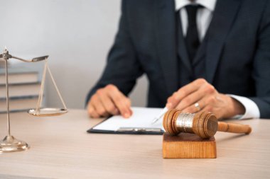 Hakim ahşap masada oturan çalışma.