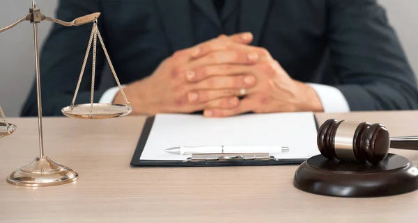 Juiz Que Trabalha Sentado Mesa Madeira — Fotografia de Stock