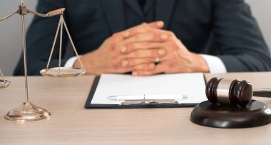 Hakim ahşap masada oturan çalışma.