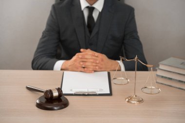 Hakim ahşap masada oturan çalışma.