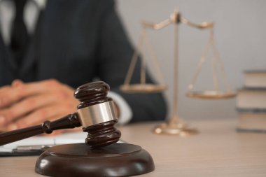 Hakim ahşap masada oturan çalışma.