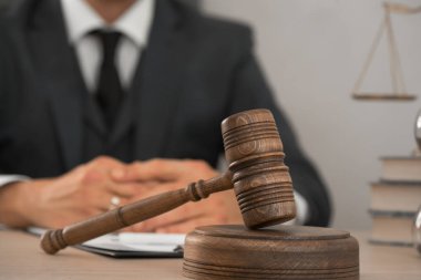 Hakim ahşap masada oturan çalışma.