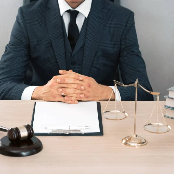 Juiz Que Trabalha Sentado Mesa Madeira — Fotografia de Stock
