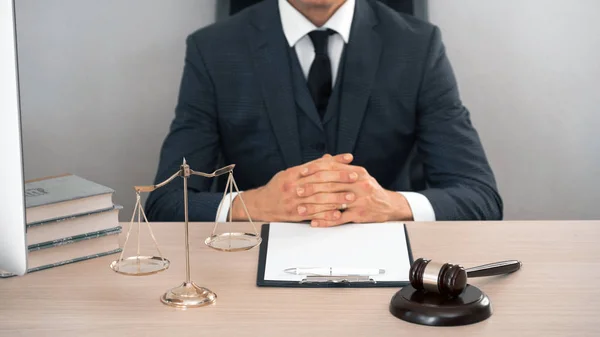 Juiz Que Trabalha Sentado Mesa Madeira — Fotografia de Stock