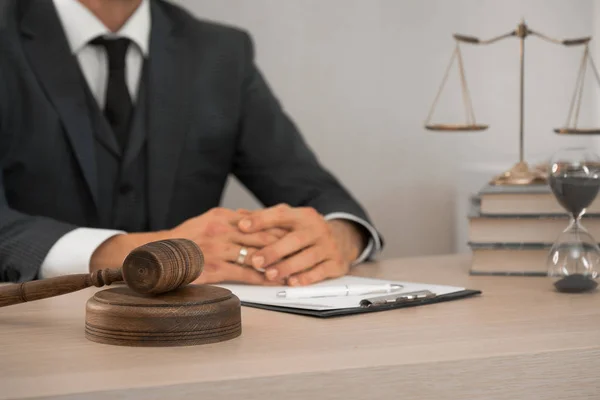 Rechter Werken Zittend Aan Houten Tafel — Stockfoto