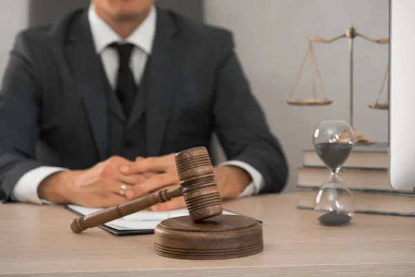 Juiz Que Trabalha Sentado Mesa Madeira — Fotografia de Stock