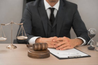 Hakim ahşap masada oturan çalışma.