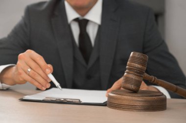 Hakim tokparaile ahşap masada oturan çalışan.