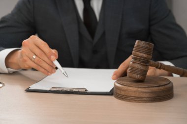 Hakim tokparaile ahşap masada oturan çalışan.