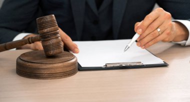 Hakim tokparaile ahşap masada oturan çalışan.