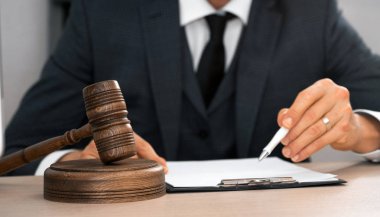 Hakim tokparaile ahşap masada oturan çalışan.