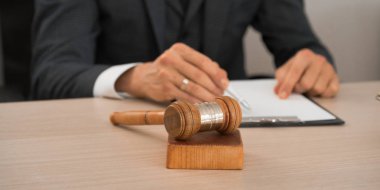 Hakim tokparaile ahşap masada oturan çalışan.