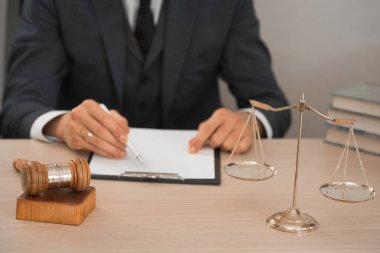 Hakim ahşap masada oturan çalışma.