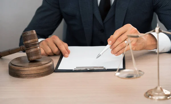 Rechter Werken Zittend Aan Houten Tafel — Stockfoto