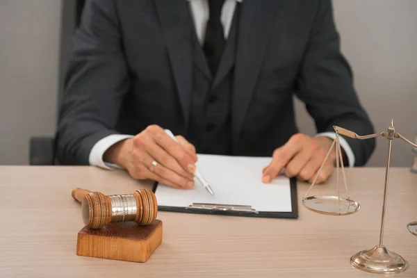 Juiz Que Trabalha Sentado Mesa Madeira — Fotografia de Stock