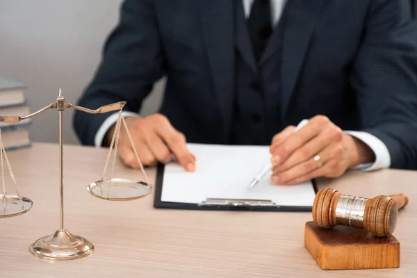 Juiz Que Trabalha Sentado Mesa Madeira — Fotografia de Stock