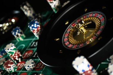 Rulet ile Poker Chips, kumar oyunları kavramı.