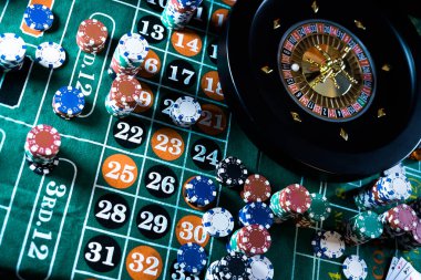 Rulet ile Poker Chips, kumar oyunları kavramı.