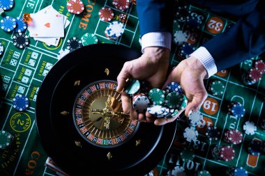 Casino'da kumar oynayan adam.