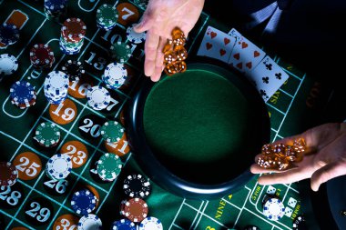 Casino'da kumar oynayan adam.