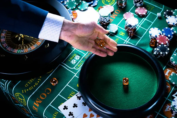 カジノでギャンブルゲームをしている男 — ストック写真