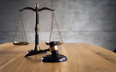Hukuk ve adalet, tahta masada ölçekler ile Yargıç tokmak.