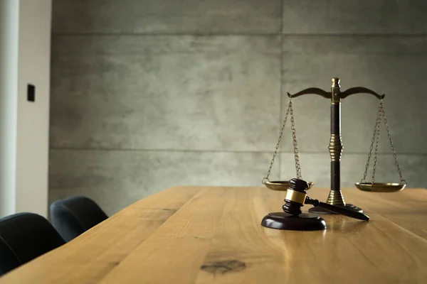 Law Justice Judge Gavel Scales Wooden Table — Stock Photo, Image