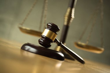 Hukuk ve adalet, tahta masada ölçekler ile Yargıç tokmak.