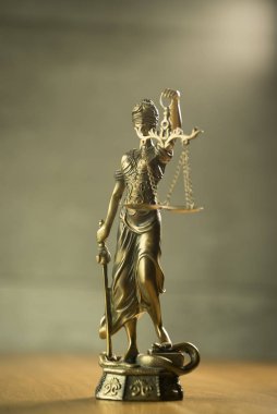 Kör Tanrıça Themis, hukuk ve adalet kavramı heykeli.