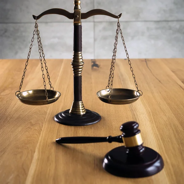 Νόμος Και Δικαιοσύνη Δικαστής Σφυρί Κλίμακες Ξύλινο Τραπέζι — Φωτογραφία Αρχείου