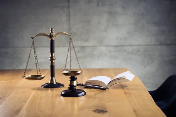 Zákon Spravedlnost Soudce Gavelem Šupinami Otevřenou Knihou Dřevěném Stole — Stock fotografie
