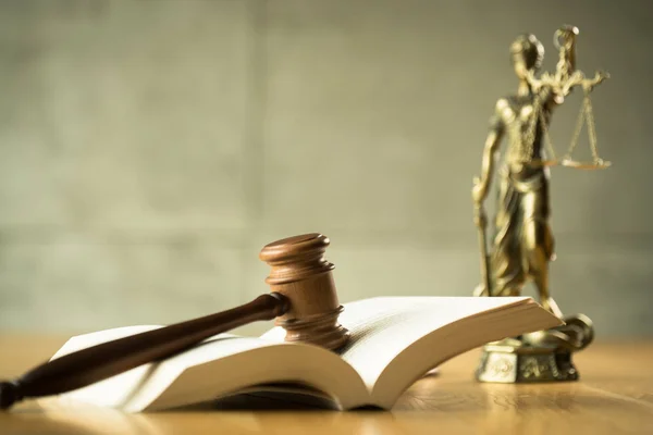 Prawo Sprawiedliwość Sędzia Gavel Książka Figurą Niewidomych Bogini Themis Drewnianym — Zdjęcie stockowe
