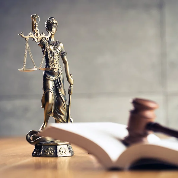 Legge Giustizia Giudice Gavel Libro Con Statua Della Dea Cieca — Foto Stock